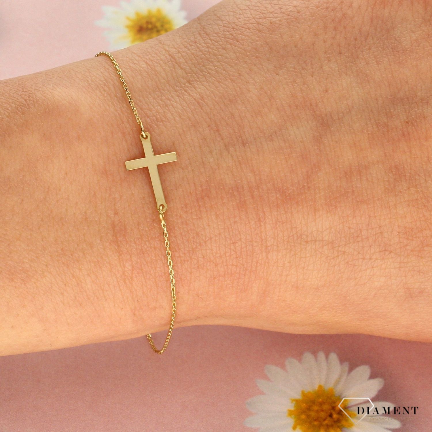 Nowoczesna bransoletka celebrytka z elementem ozdobnym w postaci krzyża. Bransoletka celebrytka to świetny dodatek pasujący do wielu stylizacji.  (2).jpg